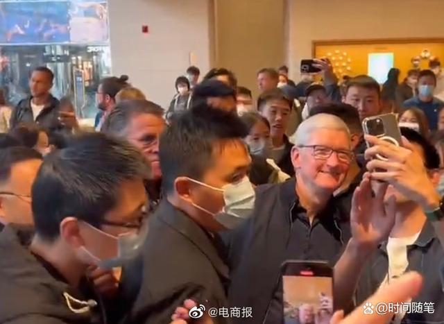 苹果CEO库克现身北京三里屯Apple Store，尴尬一目再现