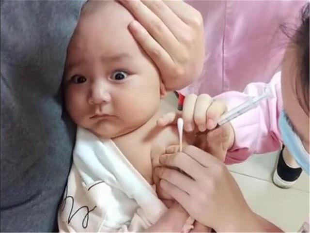 萌娃宝宝第一次去打针，小表情和眼神亮了，把害怕表现得淋漓尽致