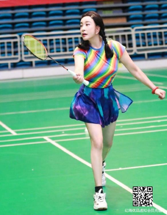 70岁刘晓庆发博晒出近期健身照：与友人打起羽毛球！