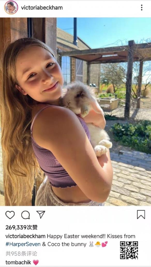 贝克汉姆小女儿哈珀手抱小兔子新照：面露可爱微笑！