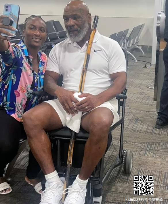 56岁前世界拳王泰森现身迈阿密机场！坐轮椅手持拐杖