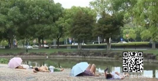 公园鹅卵石地面躺满市民做热疗 专家:不养生小心中暑